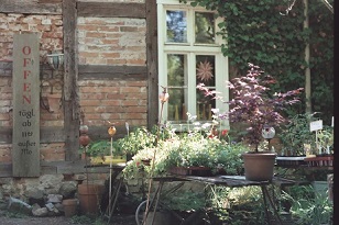 Eingang des Gewrzladens im Krutergarten Glashtte.